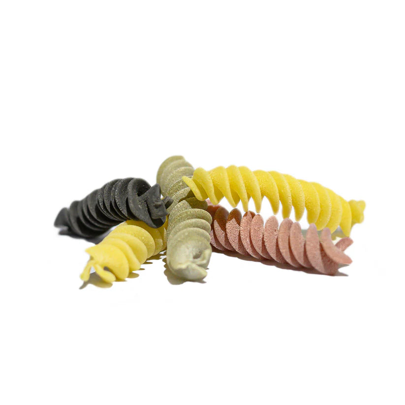 Keturių spalvų fusilli makaronai